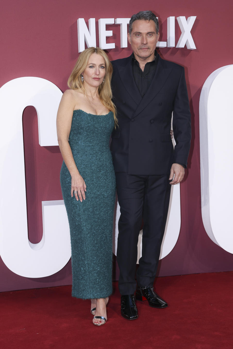 Gillian Anderson y Rufus Sewell posan a su llegada al estreno mundial de la película "Scoop" el miércoles 27 de marzo de 2024 en Londres. (Foto Vianney Le Caer/Invision/AP)