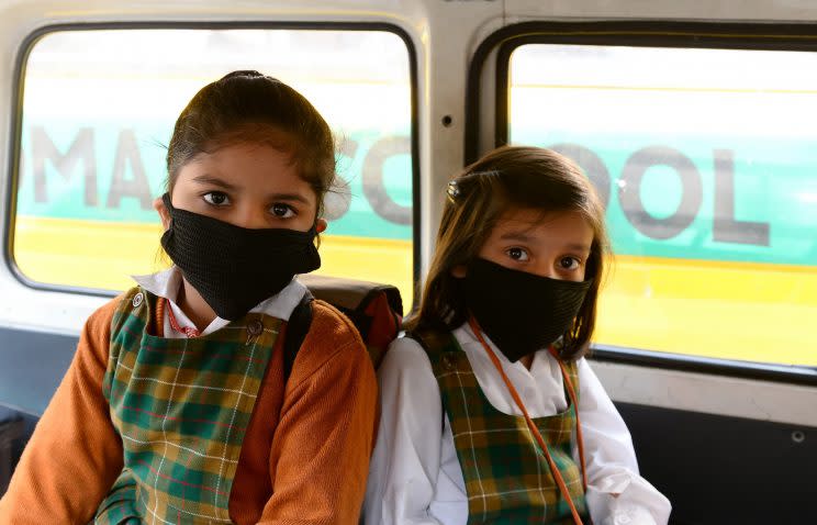 Nach einer WHO-Studie liegen 13 der 20 Städte mit der schlimmsten Luftverschmutzung in Indien. Hier: Schulkinder mit Atemschutz in Neu-Dheli. (Bild: AFP)