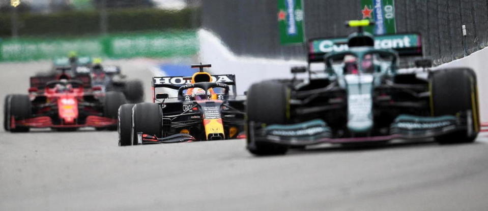 Comme au classement du Grand Prix de Russie, Lewis Hamilton sur Mercedes mène au Championnat du monde des pilotes devant son meilleur rival, Max Verstappen, sur Red Bull Honda.
