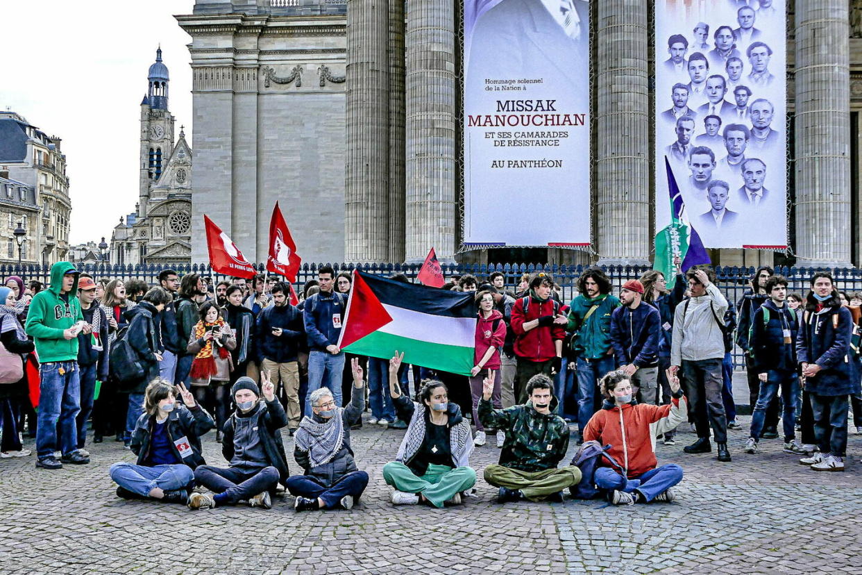 Des étudiants mobilisés en faveur de la Palestine devant la Sorbonne, place du Panthéon, le 25 avril 2024 lors du discours sur l'Europe du président de la République (photo d'illustration).  - Credit:HOUPLINE-RENARD/SIPA