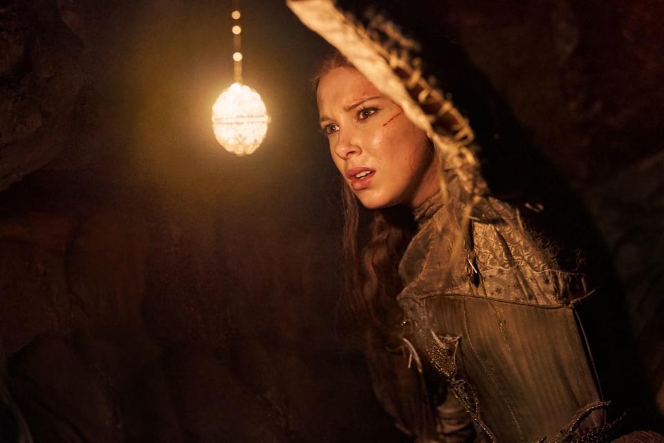 Als Prinzessin Elodie muss sich "Stranger Things"-Star Millie Bobby Brown im Fantasy-Abenteuer "Damsel" (Netflix) durch die Höhle eines Drachen kämpfen.  (Bild: Netflix / John Wilson)