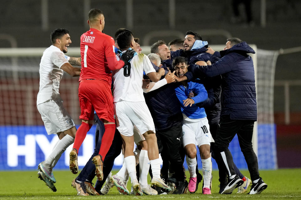 La selección de Israel festeja su victoria por 2-1 sobre Japón en el Mundial Sub20, el sábado 27 de mayo de 2023, en Mendoza, Argentina (AP Foto/Natacha Pisarenko)