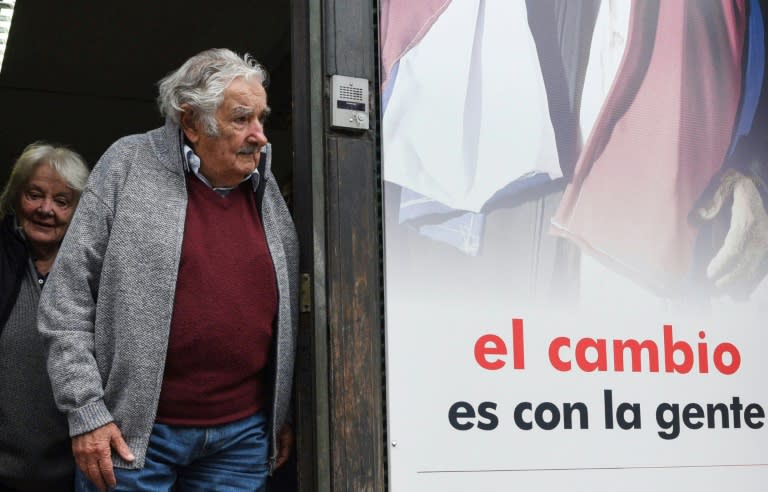 El expresidente uruguayo José Mujica (D) sale acompañado de su esposa y exvicepresidenta Lucía Topolansky después de una conferencia de prensa en la sede del Movimiento de Participación Popular (MPP), en Montevideo, el 29 de abril de 2024. (STR)