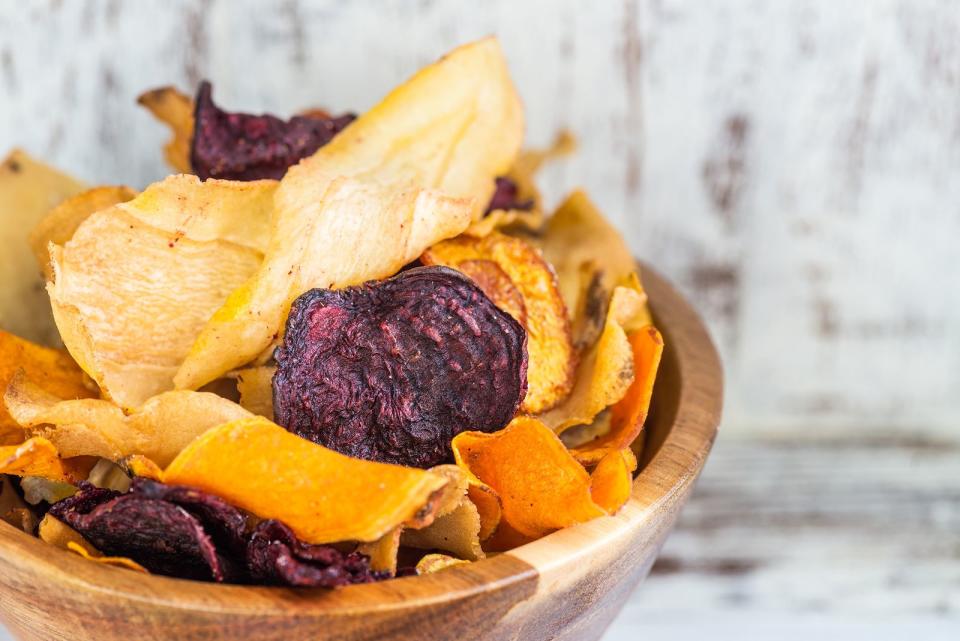 Kartoffelchips sind ungesund, soviel ist klar. Eine tolle Alternative sind da die Gemüse-Chips aus Roter Bete, Pastinaken oder Süßkartoffeln. Wirklich? Leider nein, denn auch diese Chips werden meist frittiert. Obendrauf enthalten einige Gemüsesorten von Natur aus viel Zucker. (Bild: iStock / Manuta)