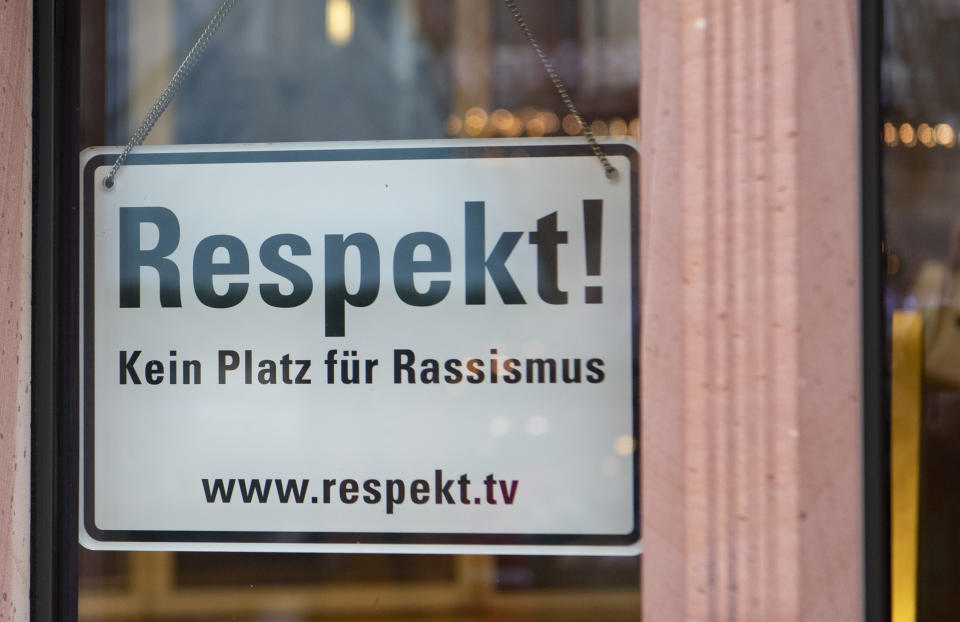 Die AfD fordert über eine Anwaltskanzlei die Stadt Frankfurt auf, dieses Schild vom Rathaus zu entfernen (Bild: Boris Roessler/dpa)