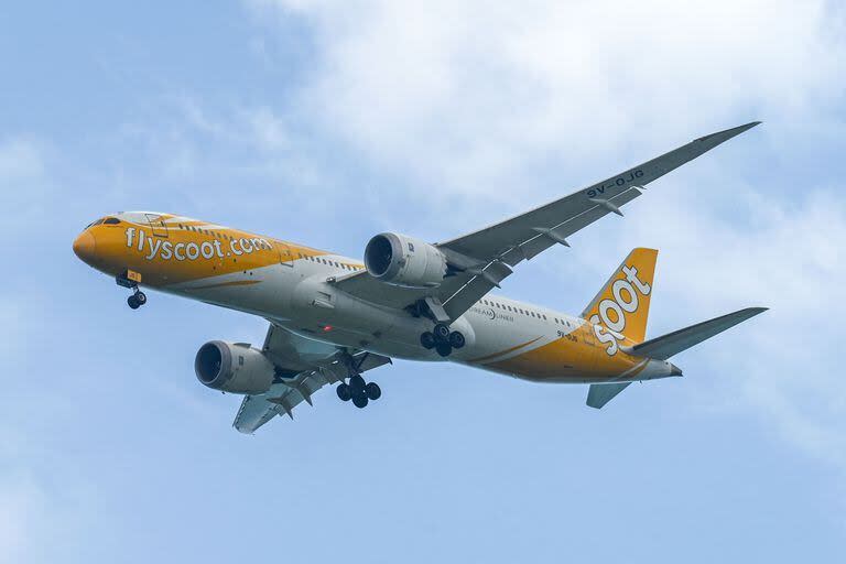 Un avión Boeing 787-9 Dreamliner de Scoot se acerca para aterrizar en el Aeropuerto Changi de Singapur en Singapur el 24 de marzo de 2024.