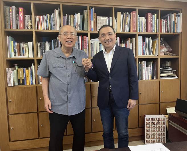 國民黨前主席吳伯雄（左）與國民黨總統參選人侯友宜（右）。（國民黨提供）