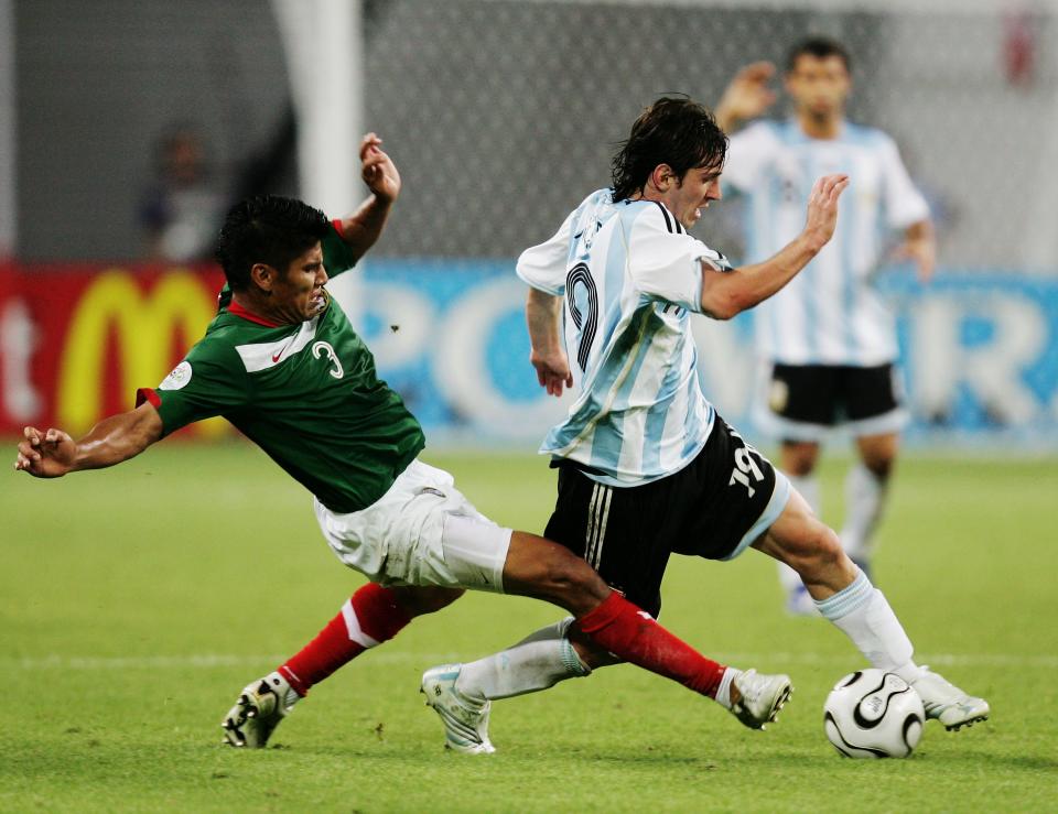 Carlos Salcido se barre para bloquear a Lionel Messi en Alemania 2006. (Martin Rose/Bongarts/Getty Images)