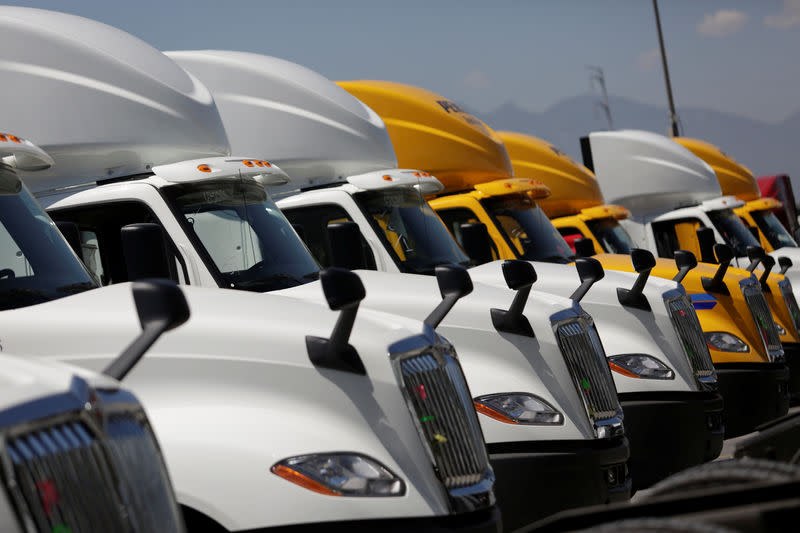 <p><span>Camiones almacenados en la planta de ensamblaje de camiones que Navistar posee en Escobedo, en los alrededores de Monterrey, México. REUTERS/Daniel Becerril</span> </p>