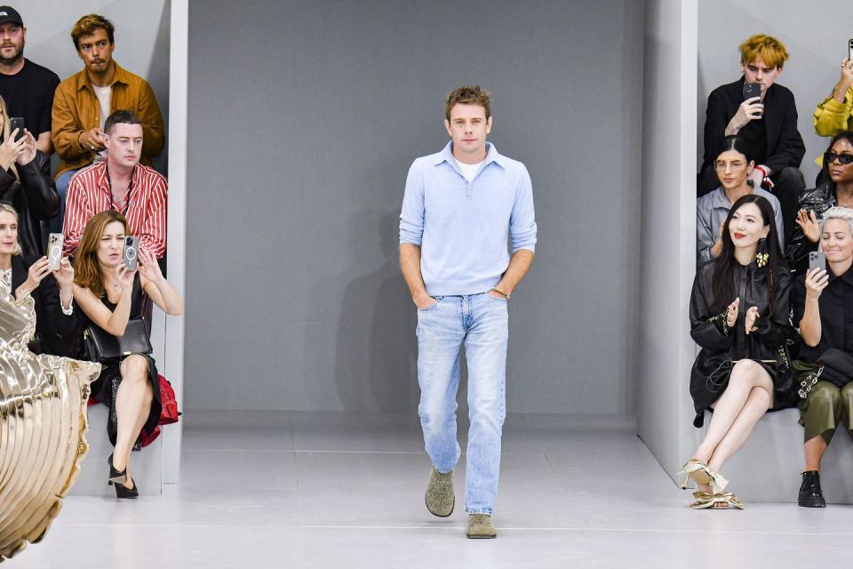 paris, france september 29 fashion designer jonathan anderson walks the runway during the loewe ready to wear springsummer 2024 fashion show as part of the paris fashion week on september 29, 2023 in paris, france photo by victor virgilegamma rapho via getty images