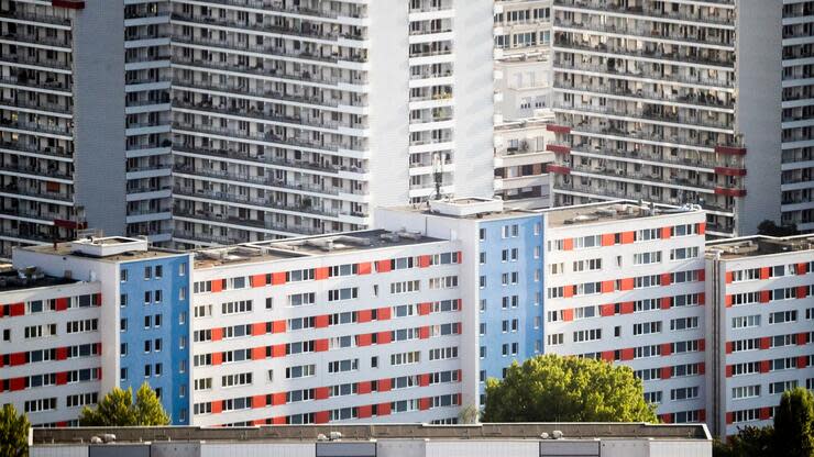 Vermehrt werden Wohnungen zum Kauf angeboten. Das erhöht den Konkurrenzkampf um freie Wohnungen in der Hauptstadt. Foto: dpa