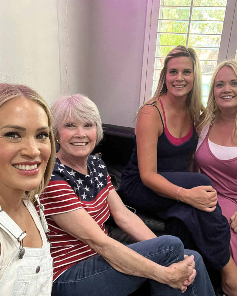 carrie underwood with her mom and sisters