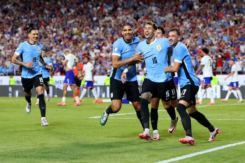 KANSAS CITY, MISSOURI – 01 LIPCA: Mathias Oliveira z Urugwaju świętuje z kolegami z drużyny po zdobyciu pierwszego gola podczas meczu grupy C CONMEBOL Copa America 2024 pomiędzy Stanami Zjednoczonymi a Urugwajem na stadionie Geha Field na stadionie Arrowhead w Kansas City.  Missouri.  (Zdjęcie: Michael Reeves/Getty Images)