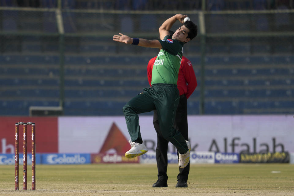 Pakistan's Naseem Shah bowls during the first one-day international cricket match between Pakistan and New Zealand, in Karachi, Pakistan, Monday, Jan. 9, 2023. (AP Photo/Fareed Khan)