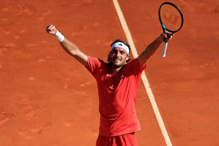 Le Grec Stefanos Tsitsipas exulte après sa victoire contre l'Italien Jannik Sinner en demi-finale du Masters 1000 de Monte-Carlo, le 13 avril 2024 (Valery HACHE)