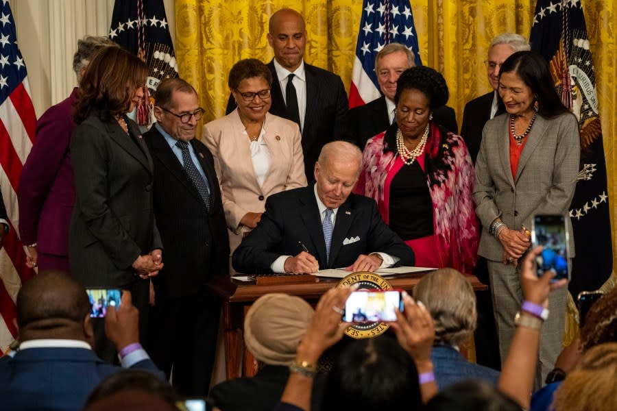 WASHINGTON, DC – MAY 25: President Joe Biden signs an executive order to advance policing and strengthen public safety in the East Room of the White House Complex on East Room on Wednesday, May 25, 2022 in Washington, DC. (Kent Nishimura / Los Angeles Times via Getty Images)
