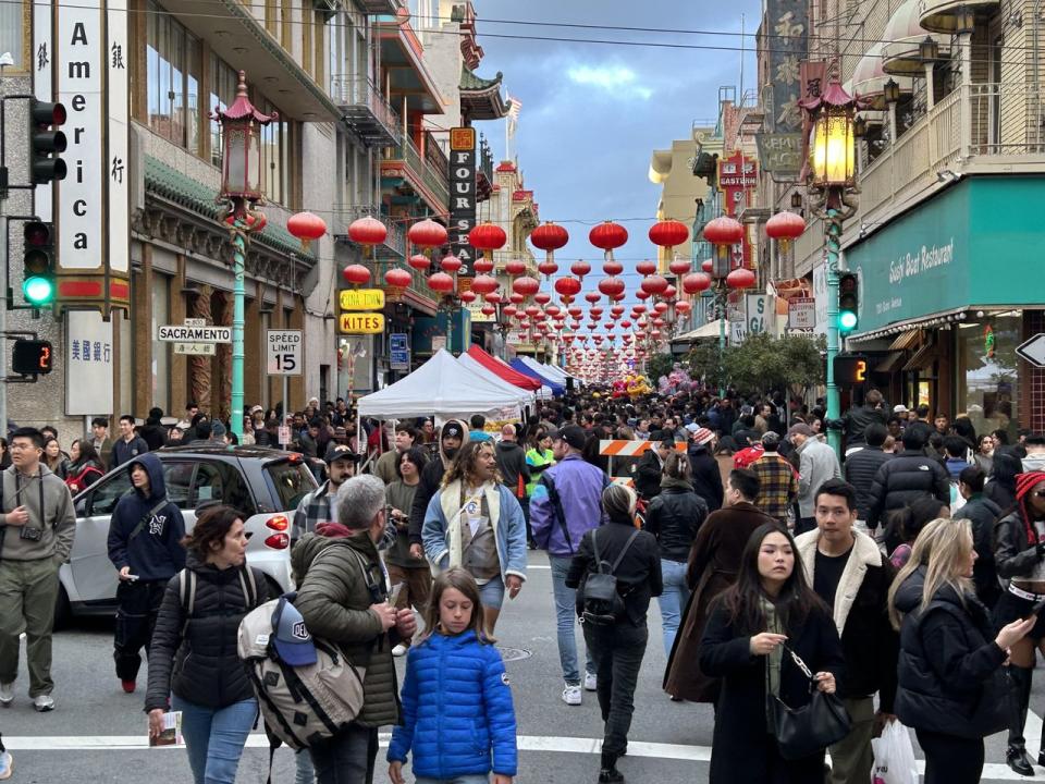 舊金山華埠夜市再度登場，人潮洶湧。（記者楊逸辰／攝影）