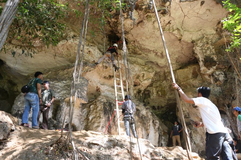 FOTO DE ARCHIVO: Un equipo de arqueólogos e investigadores en la cueva de piedra caliza Sipong 4 de Leang Bulu