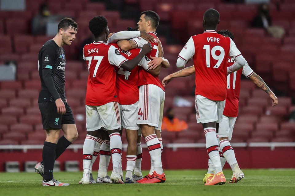 Los jugadores del Arsenal festejan luego de anotar su segundo tanto ante Liverpool, en un duelo de la Liga Pemier inglesa, realizado el miércoles 15 de julio de 2020 (Glyn Kirk/Pool via AP)