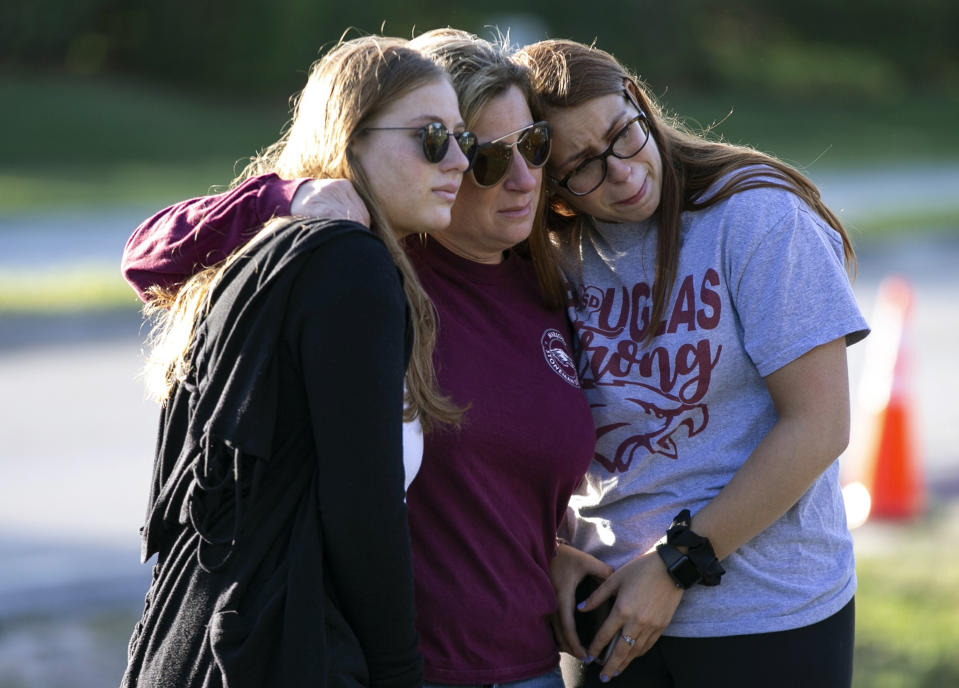 Un grupo de personas conmemoran el aniversario de la masacre en una escuela en Parkland, Florida, el 14 de febrero del 2019. (Al Diaz/Miami Herald via AP)masacare