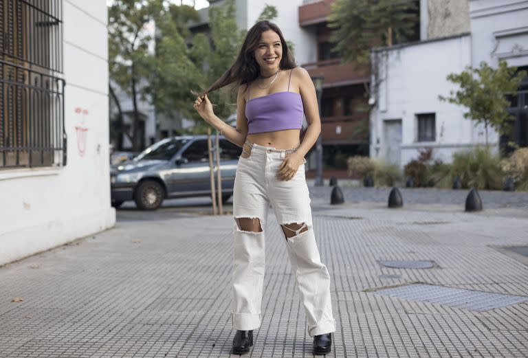 Malena Narvay, posa en la puerta de Café Oro en Palermo mientras le adelanta a LA NACION sus proyectos