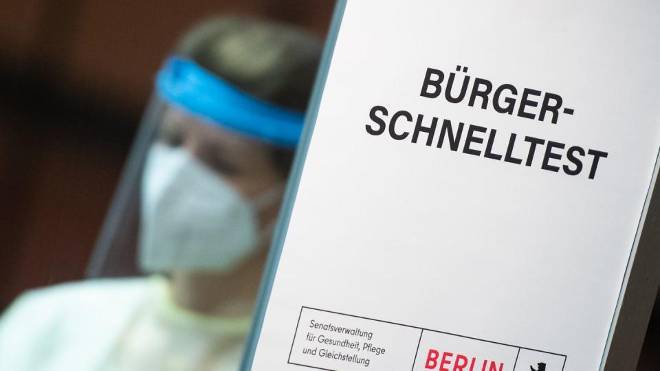 Einen Antigen-Schnelltest pro Woche soll jeder Bürger gratis in Apotheken, Arztpraxen oder Testzentren machen lassen können.