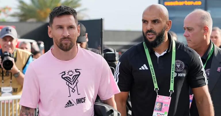 Yassine Cheuko, el guardaespaldas de Lionel Messi, siempre cerca del rosarino: en los entrenamientos, en los partidos, en sus salidas y también en el Balón de Oro
