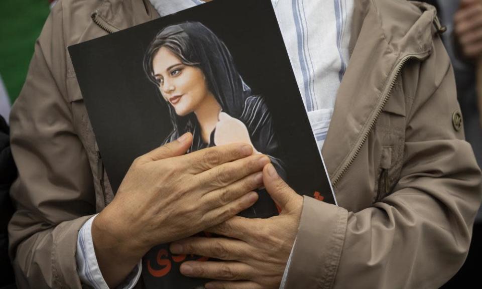 Un retrato de Mahsa Amini durante una manifestación en Washington que pide un cambio de régimen en Irán