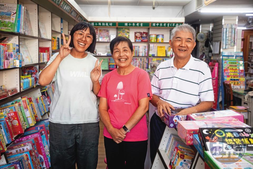 嘉義仁偉書局，由左至右：二代老闆羅怡芬、創店老闆蔡香珍、羅仁材。