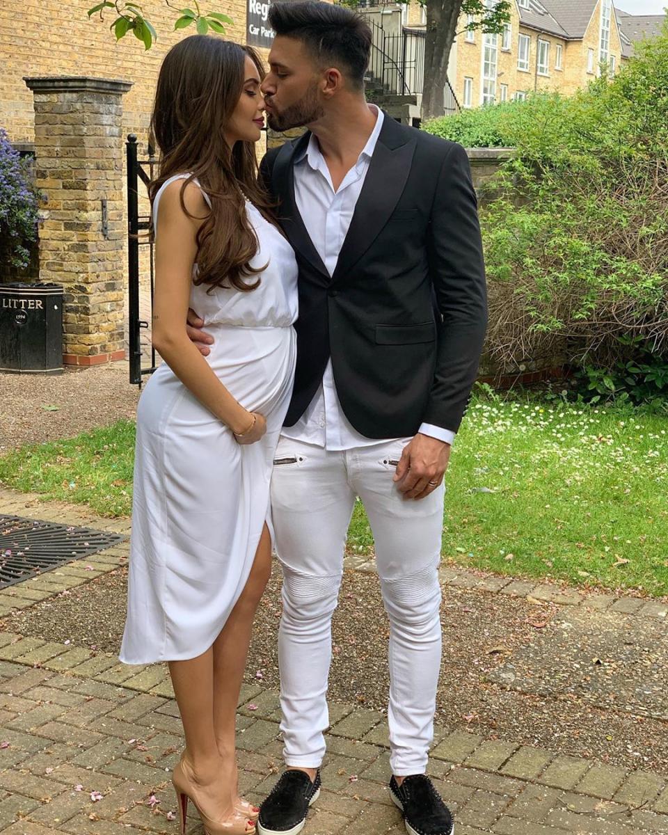 Quelle année pour le couple star de la télé-réalité ! Après s’être mariés à Londres, le 7 mai 2019, ils sont devenus parents du petit Milann, le 11 octobre dernier et se sont installés à Dubaï. On espère que leur année 2020 sera un peu plus tranquille ! © instagram@nabilla