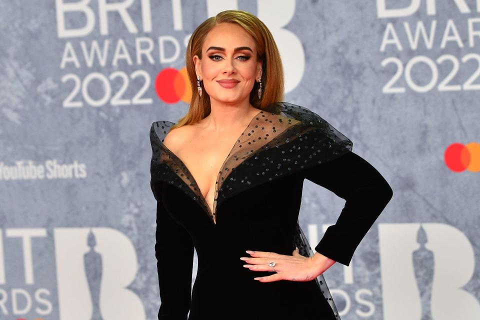 adele wearing an engagement ring