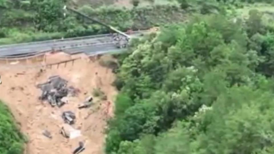梅大高速公路塌陷意外，場面怵目驚心。（圖／翻攝自微博）