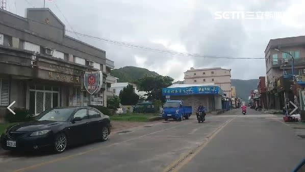 遊客早在昨日搭船離開，綠島大街上目前非常冷清。（圖／記者王浩原提供）