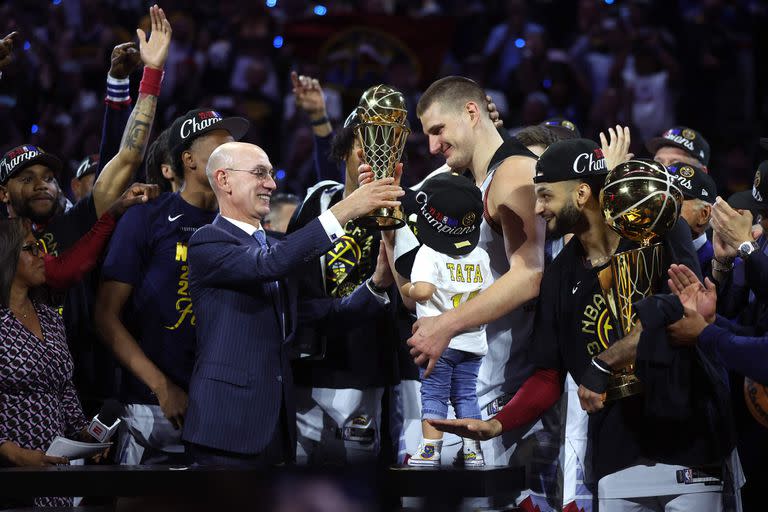 Nikola Jokic recibe el trofeo Bill Russell al jugador más valioso de las Finales de la NBA; el pivot serbio volvió a destacarse en el último partido para darle el título a Denver Nuggets