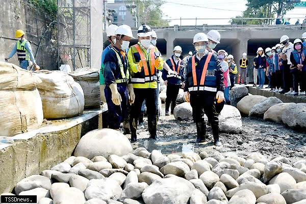 侯友宜視察中和藤寮坑溝排水工程。（圖：新北市水利局提供）