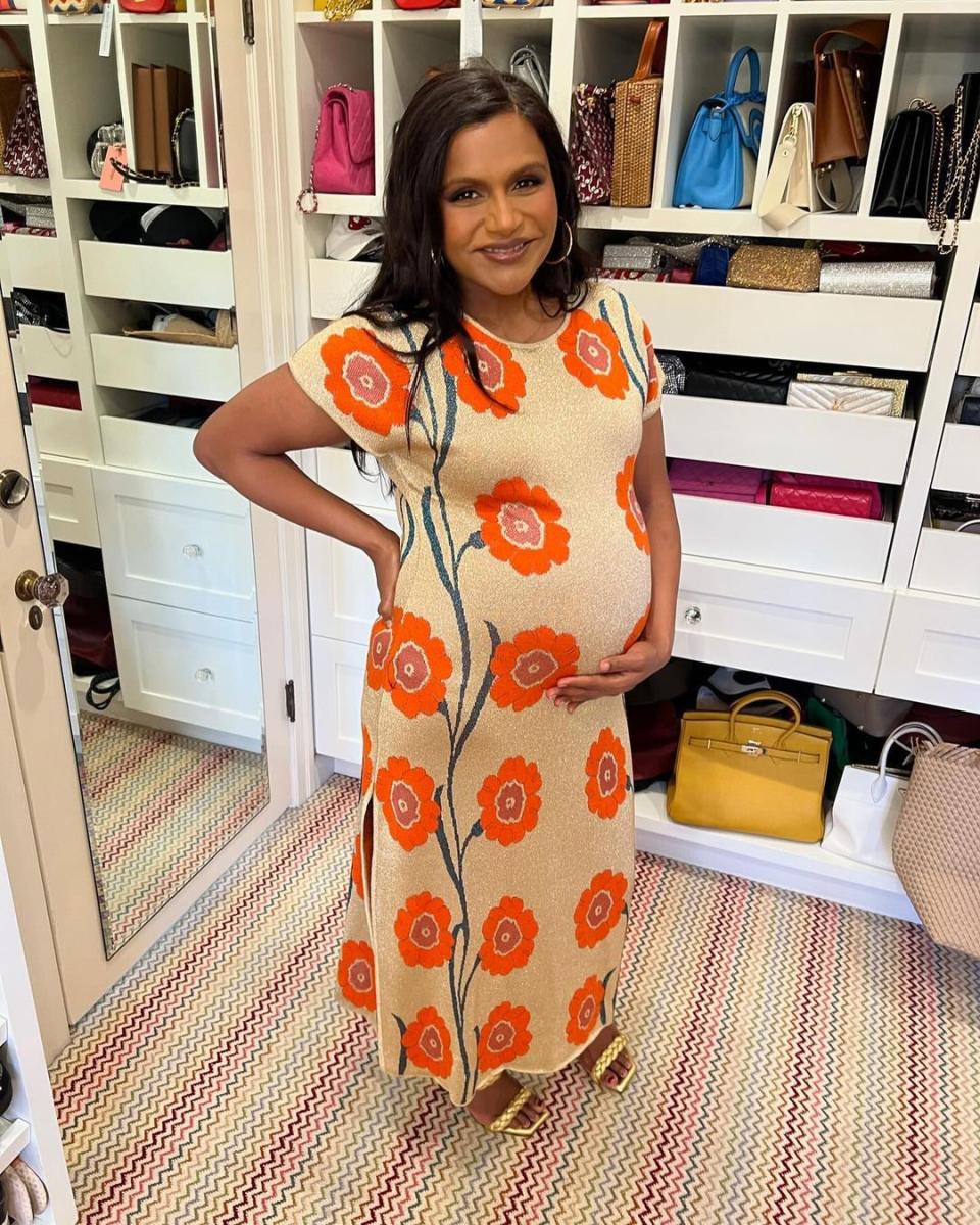 mindy kaling cradling her pregnancy bump