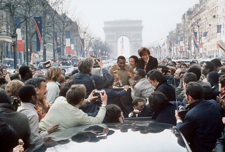 En esta foto tomada el 30 de marzo de 1971, Pelé aparece rodeado por una gran multitud el 30 de marzo de 1971 en los Campos Elíseos de París