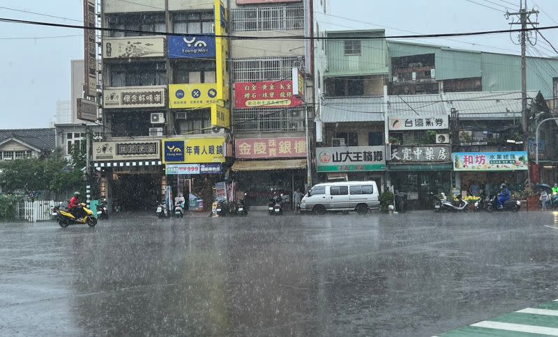 ▲滯留鋒面由南往北移動，台中地區迎來劇烈雨勢。（圖／記者張志浩攝）