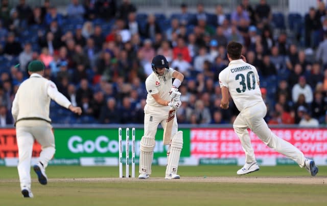 Joe Root (centre)