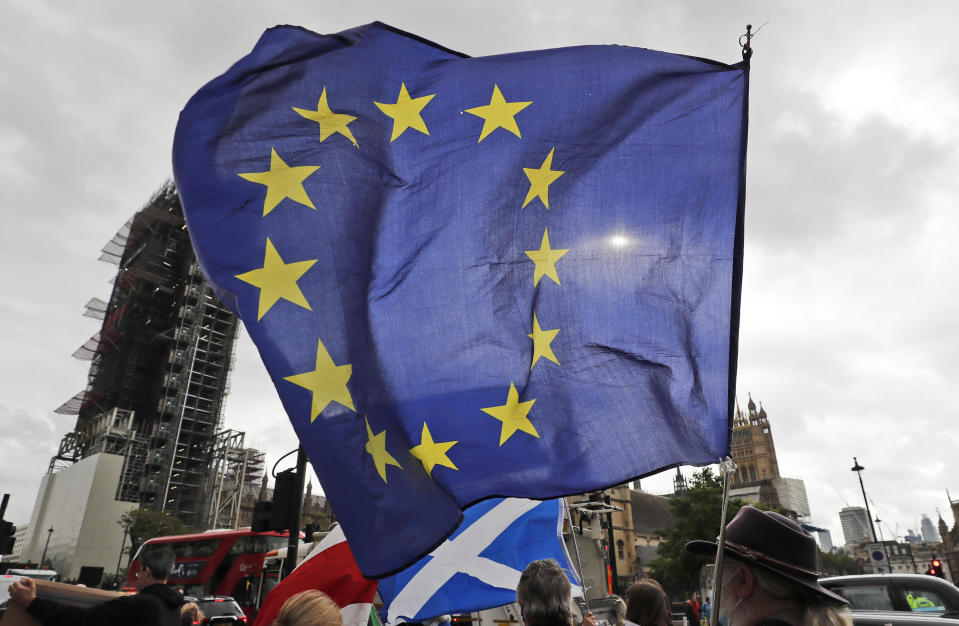 Un partidario de la UE ondea una bandera ante el Parlamento en Londres, el miércoles 30 de septiembre de 2020. (AP Foto/Frank Augstein)