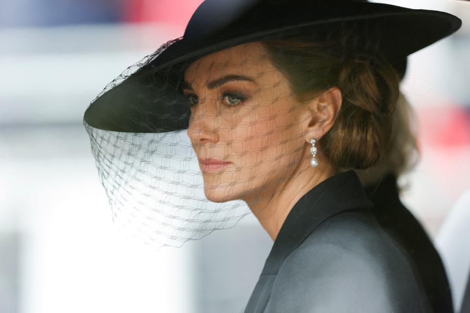 <p>Kate Middleton, le visage fermé. À l'annonce de la mort d'Elizabeth II, l'épouse du prince William ne s'était pas rendue au château de Balmoral, préférant rester aux côtés de ses trois enfants. Depuis, elle a multiplié les hommages à la reine. (Photo by TOM JENKINS/POOL/AFP via Getty Images)</p> 