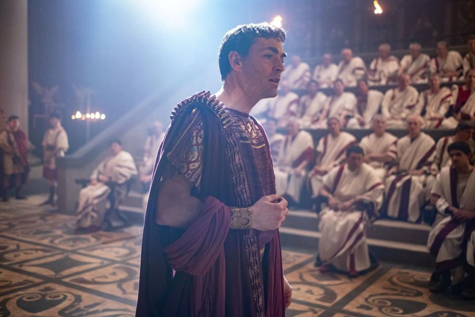 Debattenkultur in Rom: Gaius Julius (Matthew McNulty) überredet die Senatoren, alle Macht des Volkes an ihn abzugeben. (Bild: © 2021 Fifty Fathoms and Tiger Aspect Productions and Sky Italia S.r.l.)