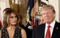 <p>D’après certaines sources, Melania n’est pas “le genre de femme qui cherche les problèmes”. En réalité, elle laisse tellement Trump « sur le devant de la scène » que cette règle est devenue sa priorité. Elle ressemble plus à un objet de décoration, une source confiant : « Elle ne fait pas de vagues. Elle ne parle que lorsqu’on lui adresse d’abord la parole. Elle est tout simplement très gentille ».<br>[Photo : Getty] </p>