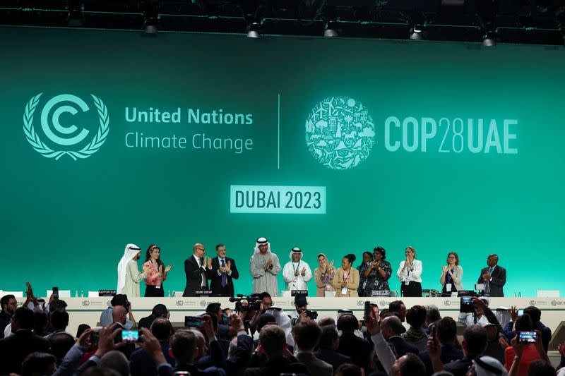 El Ministro de Industria y Tecnología Avanzada de Emiratos Árabes Unidos y el Presidente de la COP28, sultán Ahmed Al Jaber, durante una reunión plenaria después de que se publicó un borrador de un acuerdo de negociación, en la Conferencia de Cambio Climático de las Naciones Unidas COP28 en Dubái, Emiratos Árabes Unidos