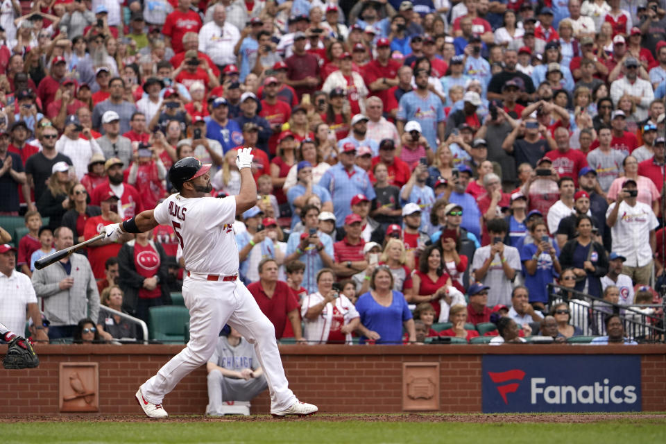 Albert Pujols, de los Cardenales de San Luis, observa su cuadrangular de dos carreras durante la octava entrada, en el juego de béisbol en contra de los Cachorros de Chicago, el domingo 4 de septiembre de 2022, en San Luis. (AP Foto/Jeff Roberson)