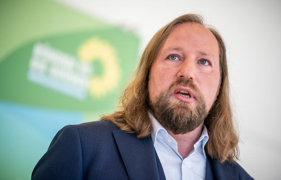 21 April 2020, Berlin: Anton Hofreiter, leader of the Bündnis 90/Die Grünen parliamentary group, speaks at a press statement before the start of the switching conference of the Green parliamentary group in the Bundestag. Photo: Michael Kappeler/dpa (Photo by Michael Kappeler/picture alliance via Getty Images)