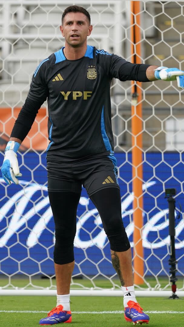 Emiliano Martínez en el entrenamiento de la selección argentina.