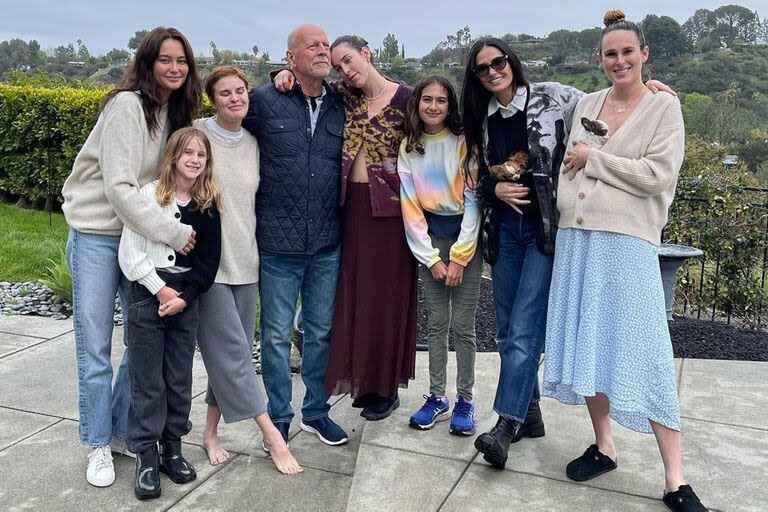 Bruce Willis con su familia ensamblada, con quienes transita su enfermedad siempre acompañado