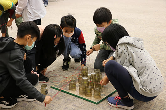 友達光電臺中廠邀請偏鄉學校實地探訪西大墩窯遺址 讓孩子們透過工具模擬挖掘遺