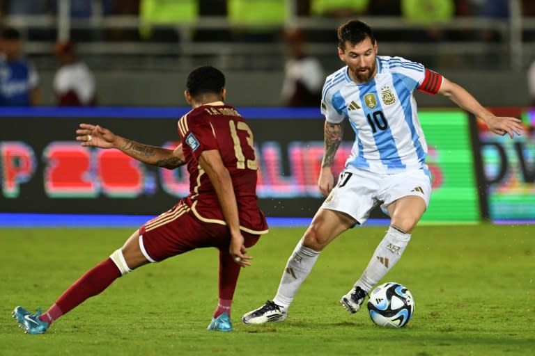 Lionel Messi elude la marca del venezolano José Martínez durante un partido de la eliminatoria sudamericana al Mundial de 2026 el 10 de octubre de 2024 en Maturín, Venezuela (JUAN BARRETO)